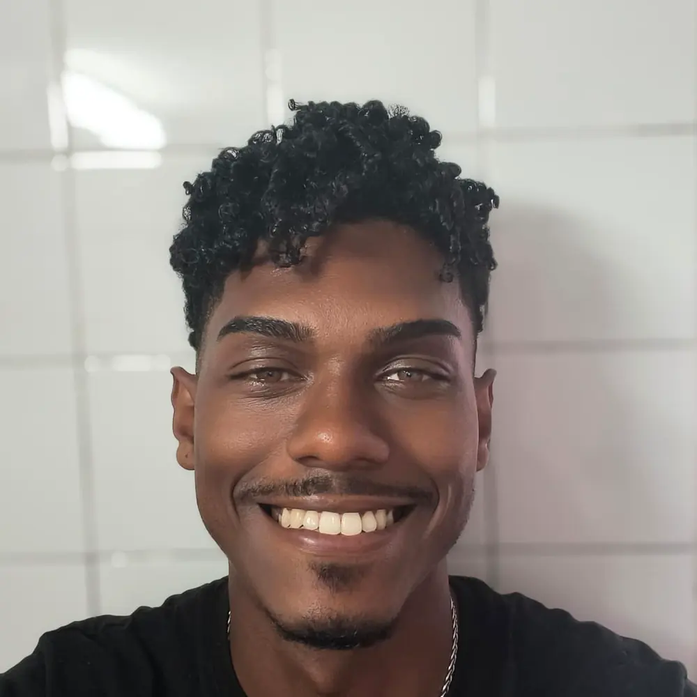 Profissional da equipa Safe Kids&Pets sorrindo.