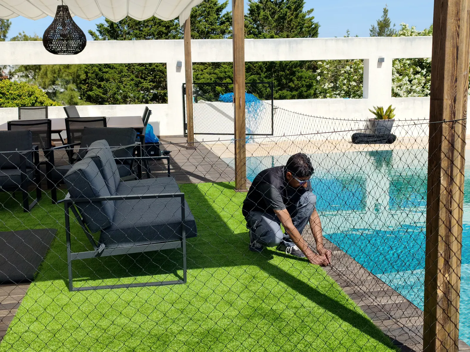Instalação de rede de proteção em área externa com piscina.