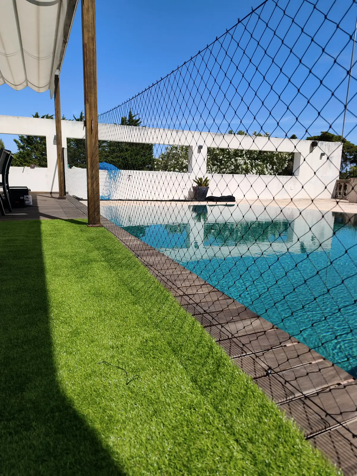 Rede de proteção instalada em área de lazer junto à piscina.