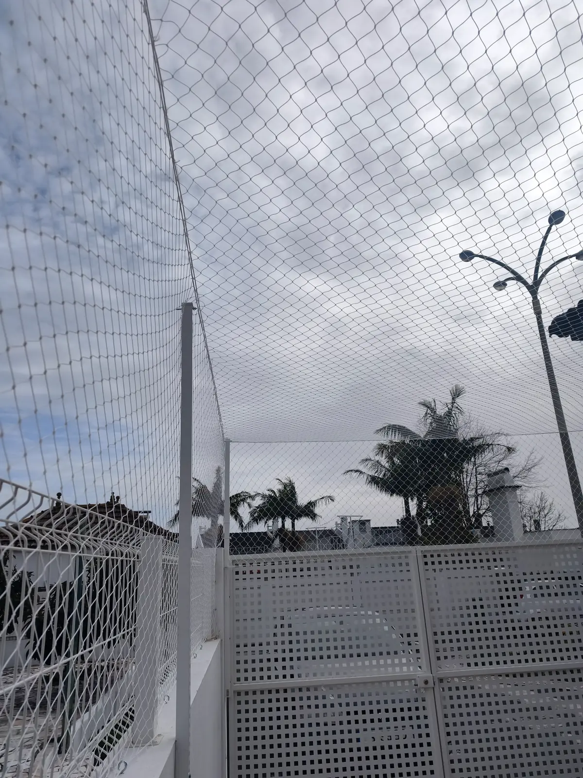 Rede de proteção superior instalada em terraço residencial.